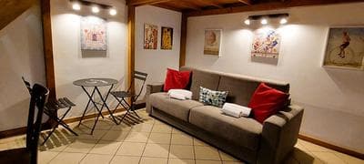 GEMELLI HOLIDAYS - Monte Mario Station connecting to center in 20 minutes, 2 easy lofts, groundfloor with courtyard, mezzanine bedroom, baby & pet friendly