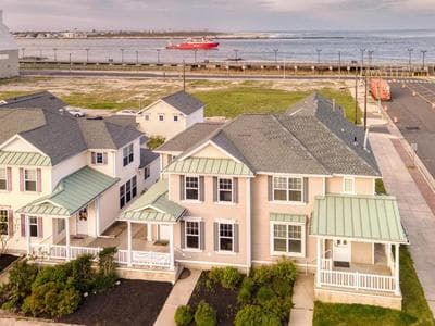 Perfect 5 Star Beach Block with Hot Tub