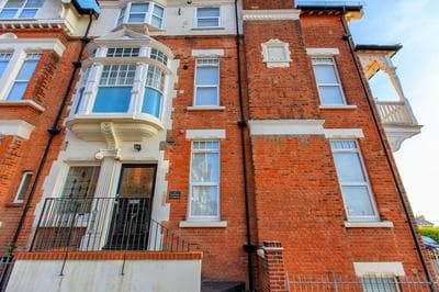 Victoria Parade- Family apartment stone's throw from beach and town - Private parking space - sea views