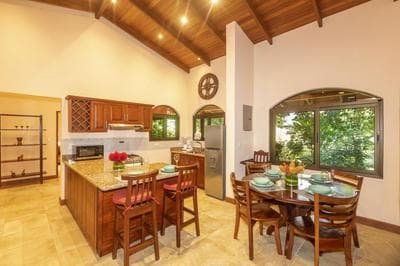 "Hana's Celeste Retreat" Large Modern Villa Sleeps 6 on 20 Acres of Nature!