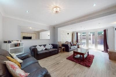 Spacious 4 bedroom home with garden in London