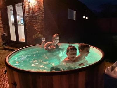 Beautiful Barn Conversion, 2 Bedroom, hot tub, sauna, gym, enclosed garden