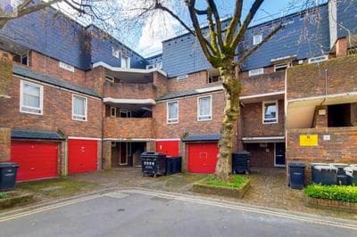 Aisiki Stays Apartments at Tottenham Hale, 4-Bedroom & 2-Bathroom, Pet-Friendly Duplex Flat, King or Twin Beds, with Free Wi-Fi and Parking Space