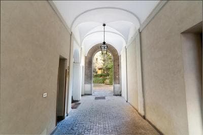 Quiet Trevi Fountain Apartment Courtyard & Patio