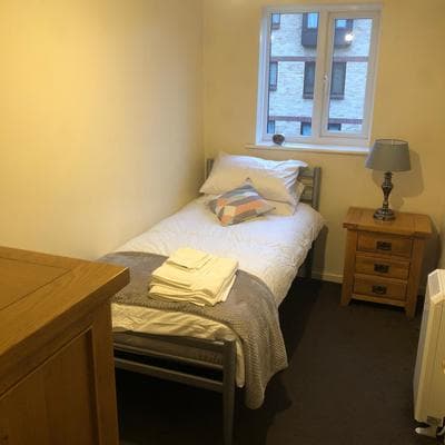 2 Bedroom, Near Station, Fast WI-FI, Free Parking!
