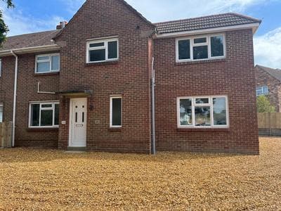 House - Sleeps 14 onsite parking & pets allowed