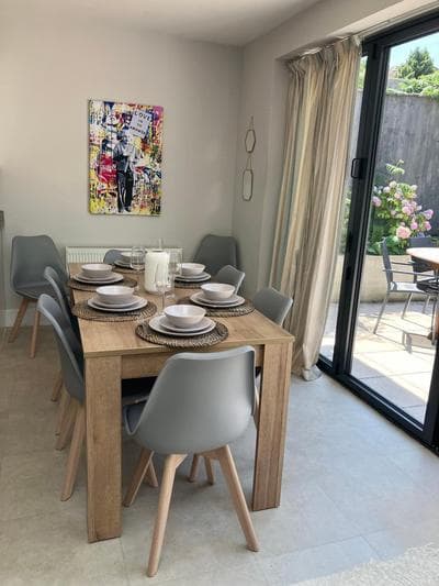 Beautiful 4 Double Bedroom House in Poole with Hot tub, near Sandbanks