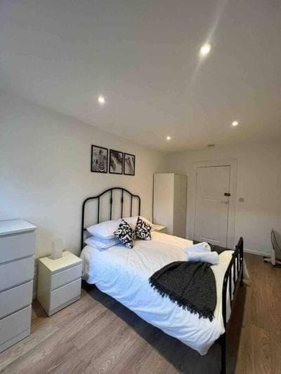 Fully equipped 2 bed flat on Old Compton St!