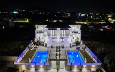 Eagle's Nest - Adjoining Villas!