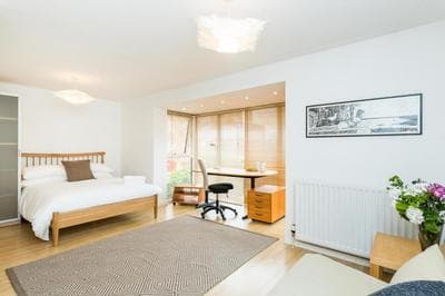 Modern 4 bedroom Terraced House by the Thames!