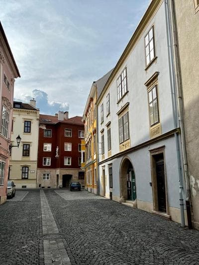 Varga Apartman - Historical Old Town & Free parking