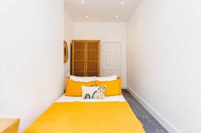 2 Bedroom Apartment right on Trafalgar Square