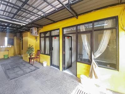 De Luck Homestay near Alun Alun Sidoarjo