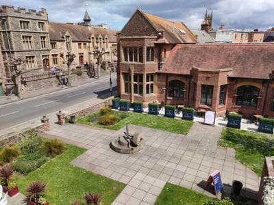 Stunning 2-bed Listed Apartment in Taunton's historic centre