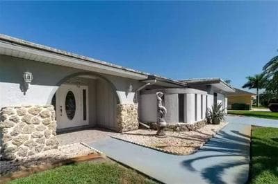 Pet Friendly Canal Front 3-Bedroom Grand Villa with Pool, Linai and Dock