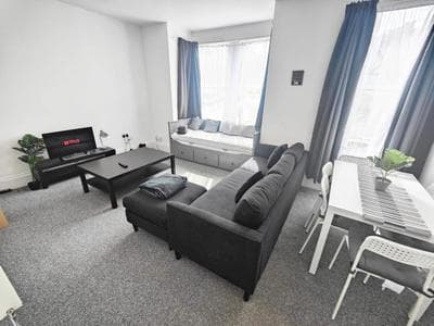 Lovely 3 bedroom serviced apartment in Leytonstone