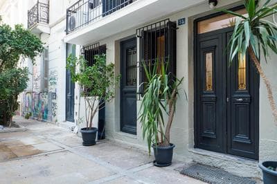 Athenian central Studio with Garden!