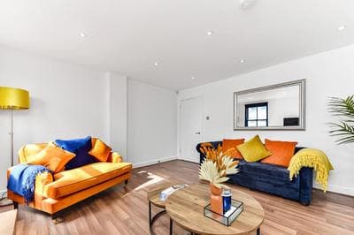 Spacious Cosy 2 Bed Flat, Central London