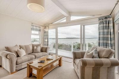 Bay View 2-Bed Lodge with Glorious Harbour View and Balcony