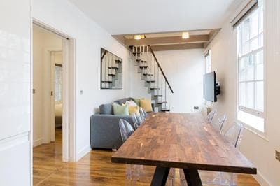 Spacious 4 bedrooms flat in New Oxford Street