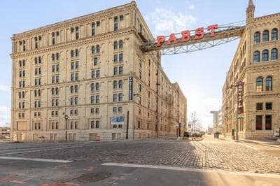 Spacious Luxury 2BR Apt Near Fiserv with Parking