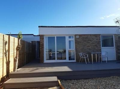 The Getaway - Modern 2 Bedroom Brixham Bungalow with sea peeps