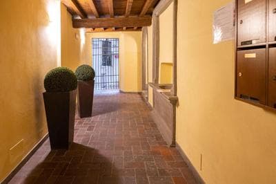 Historic Apartment Steps from Duomo & Uffizi