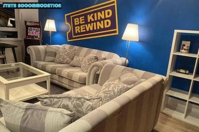 80s RETRO 3 Bedroom Apartment in Wimbledon London Sleeps 6! NETFLIX WIFI and Arcade! Perfect for Families Business & Leisure Guests!