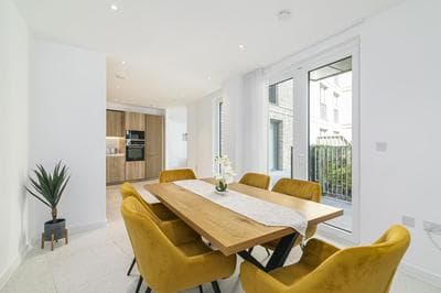 Luxury Spacious Flat with Communal Gardens and Parking