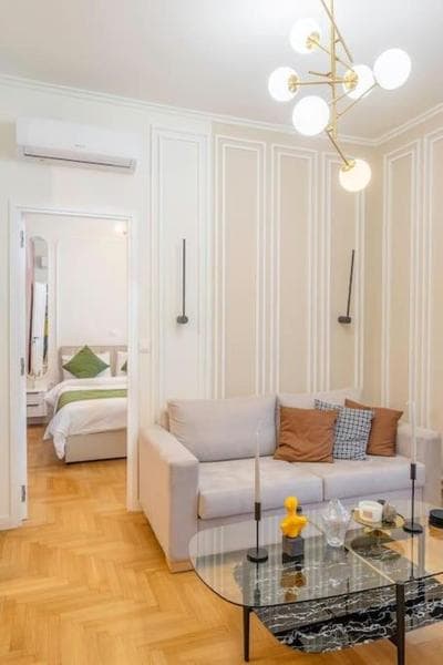 Lux 2 bedroom apt next to metro