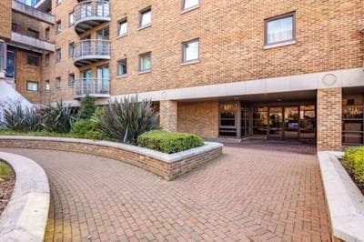 1 Bedroom Flat with Free Parking