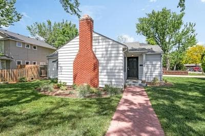 Celebration Chalet! Quant, cozy, a few blocks from BSU and close to downtown Boise, Fireplace, 4 beds, and seating for 6 Pets Welcome!