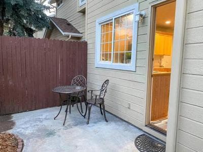 The Getaway SE Boise Condo Across the street from Greenbelt, Bown Crossing and Boise River 3BD 3Bath, 4 beds! Lovely, Homey, Dining table seats 6