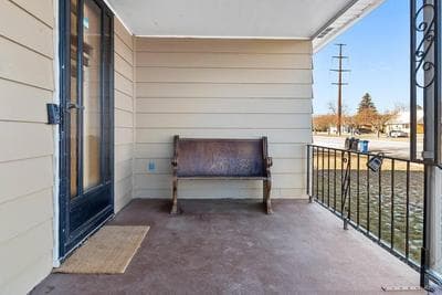 Unique 4 Season Porch 6 Queen Beds HUGE Space