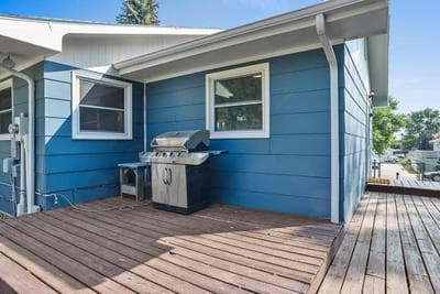 Roomy 5 Bed 3 Bath Fire Place Large Outdoor Space