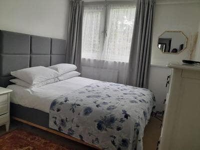 Room in Camden with Queen Size Bed for Non Smoking Females only