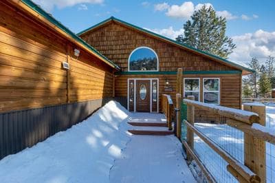 Twin Pines Cabin in Wilderness Ranch on Hwy 21, AMAZING Views, 20 ft ceilings, fully fenced yard, pet friendly, , Go paddle boarding at Lucky Peak, or snow