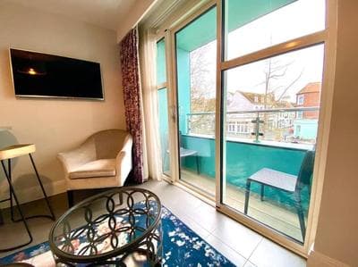 Stunning Apartment - 1 Minute walk to Poole Quay - Great Location - Free Parking - Fast WiFi - Smart TV - Newly decorated - sleeps up to 2! Close to Poole