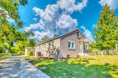 Brick Beauty Fayetteville 3 bedroom Mins from Downtown