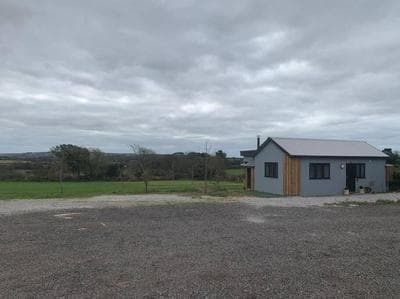 New! Lodge with hot tub, wood burner and fab views