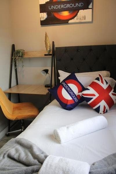Solo Executive Studio - Dedicated Desk & Smart TV - Islington
