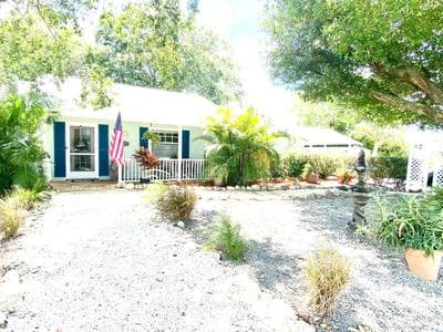 Beautiful Waterfront Home Less Than 7 mins to Beaches