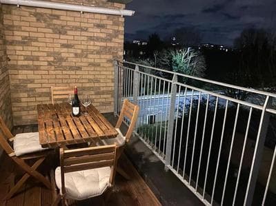 Stunning Double Bed Flat with Private Balcony & Free Parking