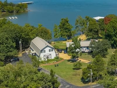 Red Bud Cove Lakefront Farm House on Table Rock Lake