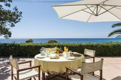 Casa Morant in front of the sea
