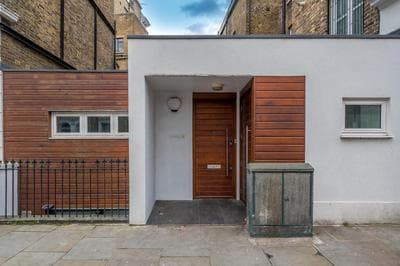 JOIVY Stylish 3 bed, 3 bath house with private courtyard in Chelsea