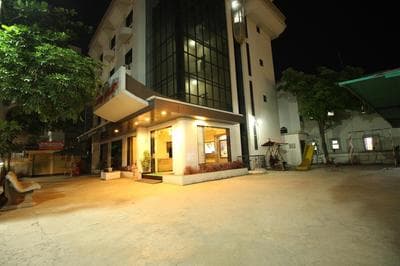Hotel Laxmibai Palace- Only 300 meter from Sai Baba Temple!!!!