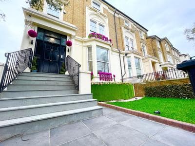 Modern 3 and 2 bedroom flat in central london with installed AC