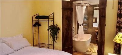 Room with luxury private bathroom and independent entrance near Tube