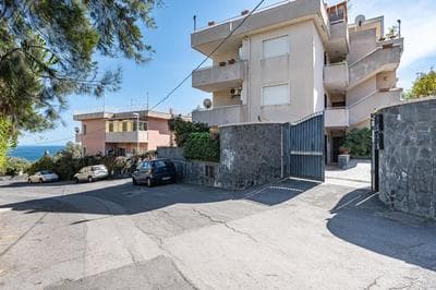 GuestHost - Lovely Flat with Balcony and Private Parking